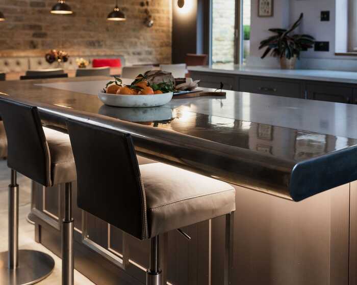 Freestanding kitchen island in a kitchen dining area