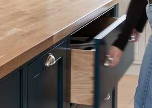 Freestanding kitchen island in a kitchen dining area