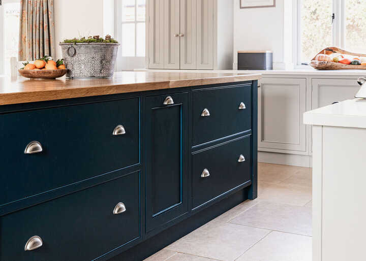 Freestanding kitchen island in a kitchen dining area