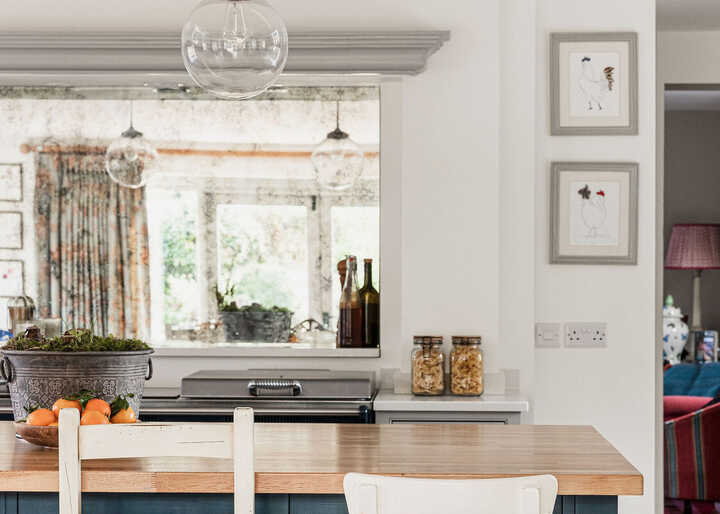 Freestanding kitchen island in a kitchen dining area