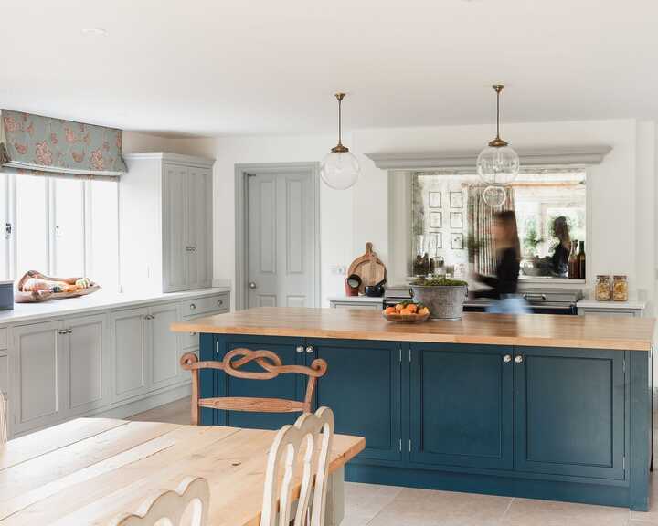 Freestanding kitchen island in a kitchen dining area