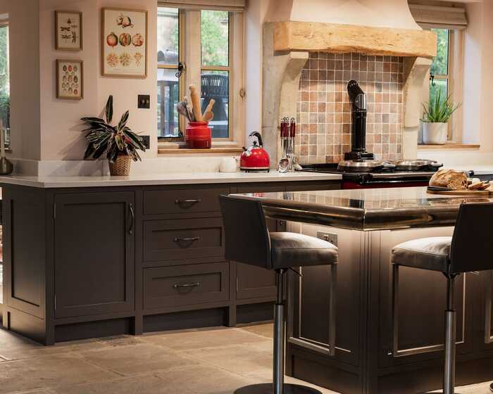 Freestanding kitchen island in a kitchen dining area