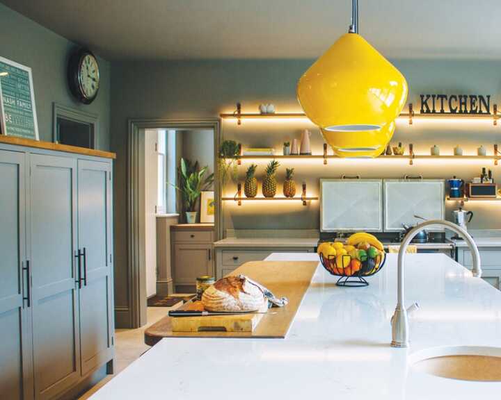 Freestanding kitchen island in a kitchen dining area