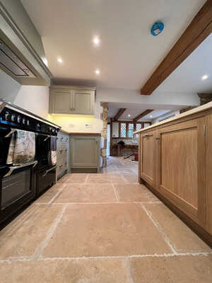 Timeless Cotswolds Kitchen07.jpg